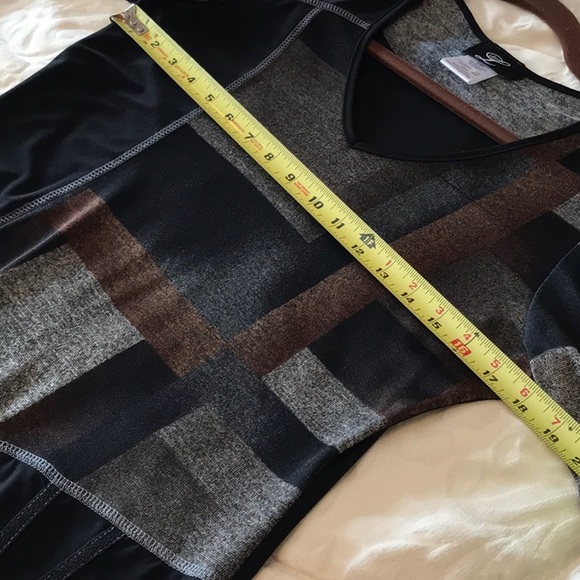 Tunic Style V-Neck Top with 3/4 sleeve.  Fun detail. - Picture 5 of 10